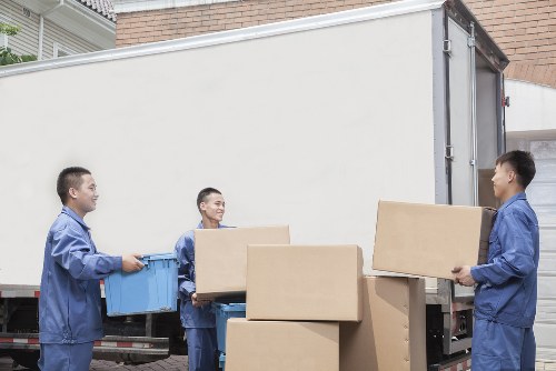 Local removals van supporting urgent property moves in Richmond upon Thames